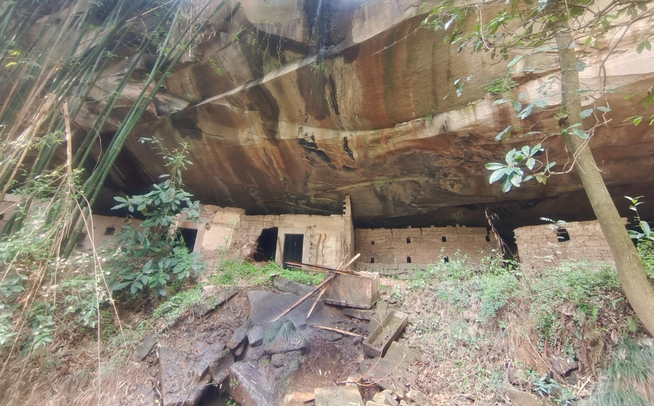 万州民安村发现一处被遗弃的岩洞建筑，看造型应该是个大户人家