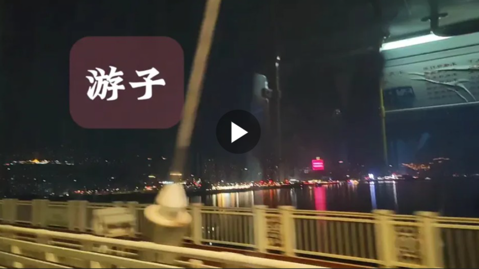 万州牌楼长江大桥外夜景，灯笼高高挂，欢迎在外地游子们回家！
